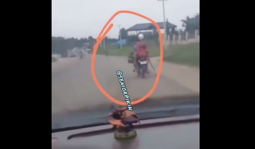 Nursing mother equips herself with a cutlass while going to church (video)